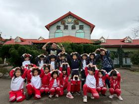 The teachers and the students took a picture together to remember this happy field trip.