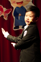 生動的語調動作來詮釋對媽媽的愛。